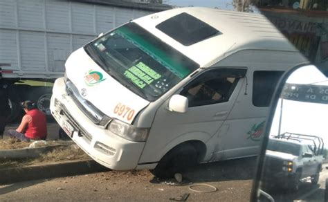 Chofer De Combi Invade Carril Y Choca En Tecamachalco