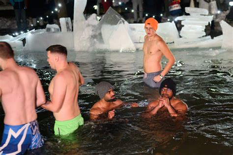 Maudynės lediniame vandenyje nauda ar pavojingas stresas organizmui