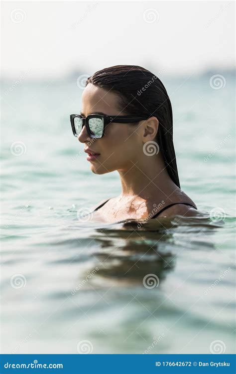 Retrato De Joven Sexy Mujer En Bikini Nade En El Agua Del Mar Foto De Archivo Imagen De Manera