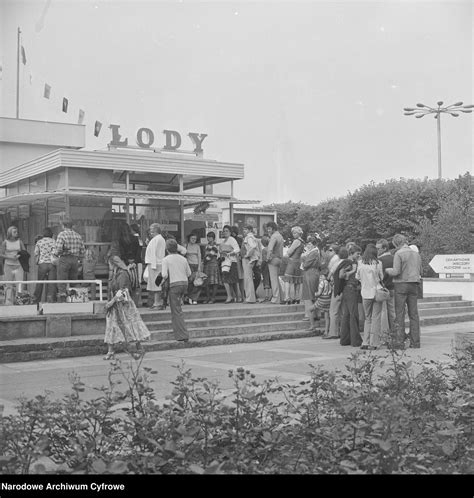 Plażowa moda PRL Skąpe bikini bielizna i majtasy Jedziemy na wczasy Gazeta Pomorska