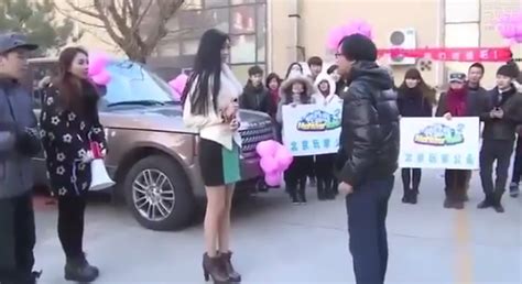 Hot girl cầu hôn bằng ô tô chàng trai thẳng thừng từ chối