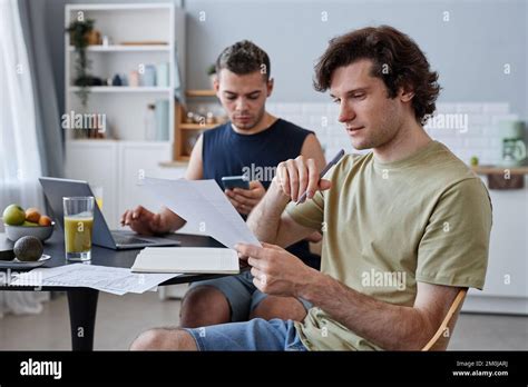 Jeune Homme Gay Font L Amour Banque De Photographies Et Dimages Haute R Solution Alamy