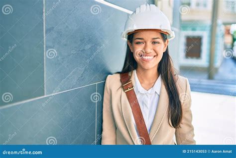 Joven Arquitecta Latina Sonriendo Feliz De Pie En La Ciudad Imagen De Archivo Imagen De