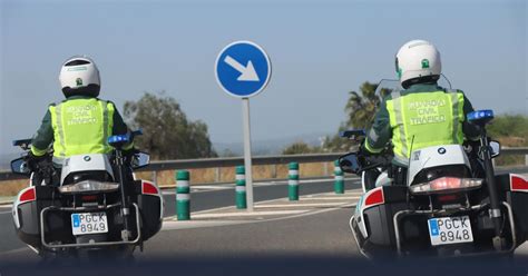 La Guardia Civil intercepta a un peatón andando por la autovía A 4 con