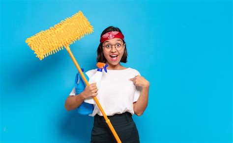 Mujer Latina Joven Que Se Siente Feliz Sorprendida Y Orgullosa Se Alando A S Misma Con Una