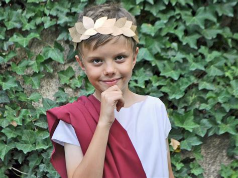 Easy No Sew Toga Halloween Costume How To Make A Last Minute Toga Hgtv