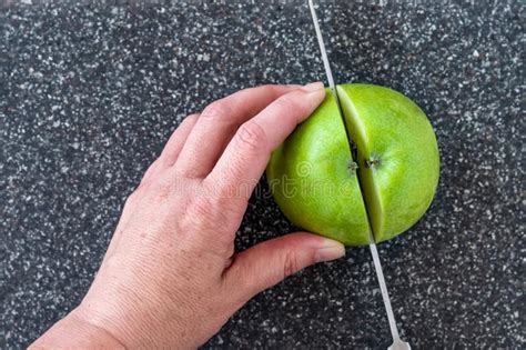 La Mujer Que Cortaba Una Manzana Verde Del Granny Smith En Un Hombre