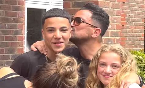 Peter Andre Sends Fans Wild As He Goes Naked From The Waist Down In New Selfie Ok Magazine