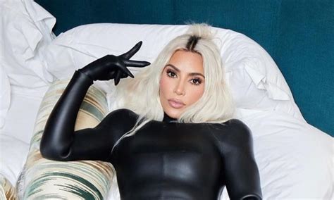 Kim Kardashian Luce Bikini Negro Con El Que Parece Fuera De Este Mundo