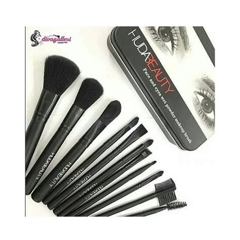 Naked Huda Beauty Tin Brush Set Pieces Huda Beauty Makeup Makeup Brush Set Clean
