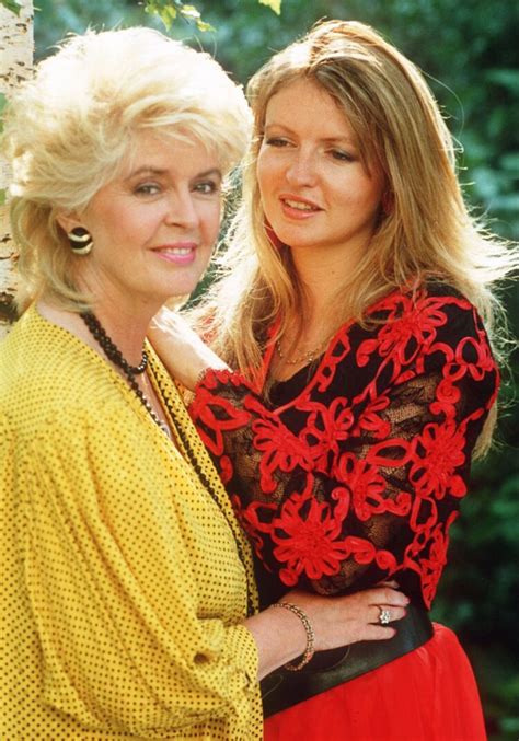 10 Hot Sexy Gloria Hunniford Bikini Pics