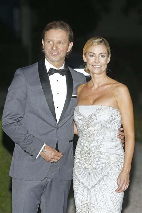 Małgorzata Rozenek Majdan w ślubnym bikini Majtki jak pieluszka i do tego fascynator ktoś