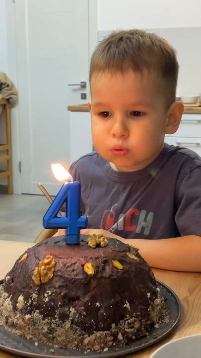Ивару 4 года, загадывает желание и задувает свечу - YouTube