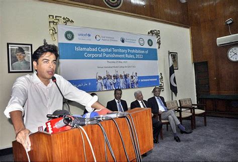 pakistani singer  social worker shehzad roy addressing
