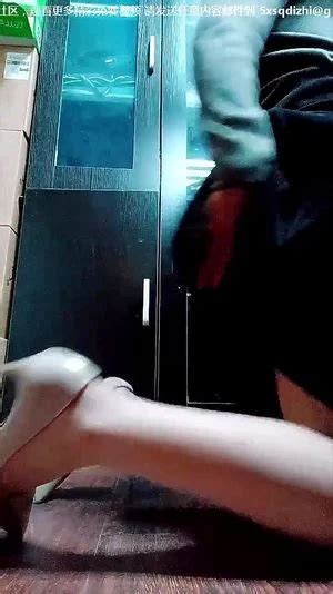 Assista 寂寞的财务姐姐露脸上着班发骚好刺激听狼友指挥掏出奶子自己舔乳头都漏出来了逼逼里塞着跳蛋抽插好骚啊 Solo 少妇 财务 Porn SpankBang