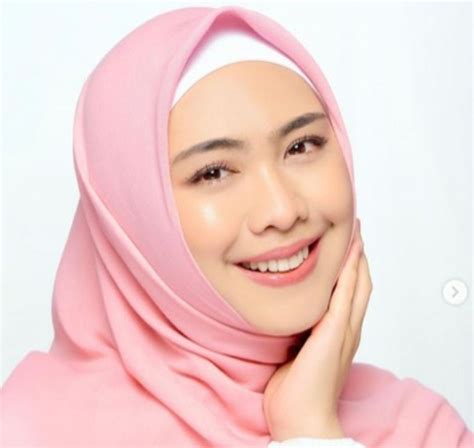 Profil Dan Biodata Ustadzah Oki Setiana Dewi Pendidikan Karier Dan My XXX Hot Girl