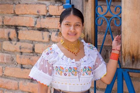 Mulher indígena feminista em trajes tradicionais no dia do orgulho gay olhando a câmera sorrindo