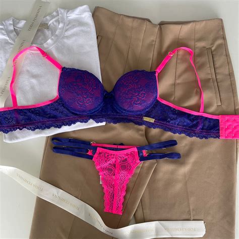 Conjunto de lingerie em renda sutiã bojo e calcinha string dupla fio dental verde neon