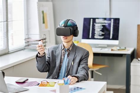 Joven Con Auriculares Vr En La Oficina Trabajando En Un Proyecto De