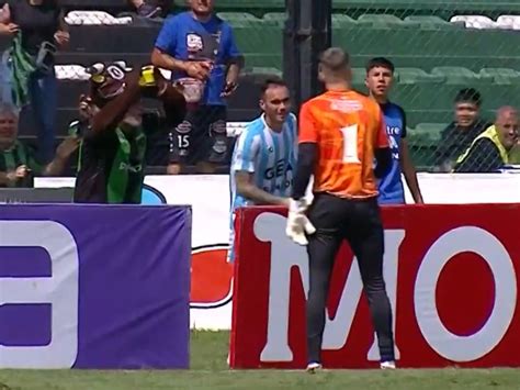 Insólito momento en la Primera Nacional: echaron a la mascota de