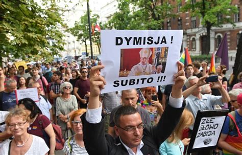 Polonia L Arcivescovo Di Cracovia I Gay Sono Peste Arcobaleno