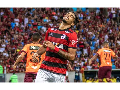 Flamengo Sofre Virada Do Atl Tico Pr E Termina O Ano Sob Vaias Da