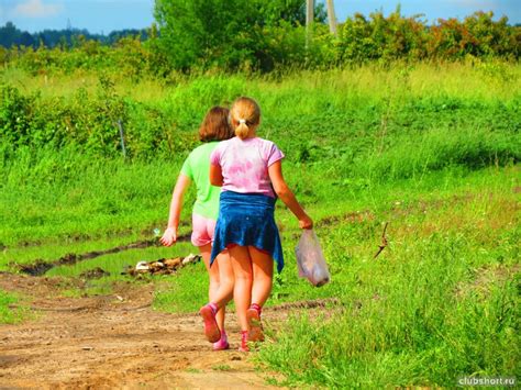 Девочки в шортах идут по дороге » Шорты фото