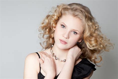 Jeune Fille Blonde Posant Dans Le Studio Photo Stock Image Du Fond Fille