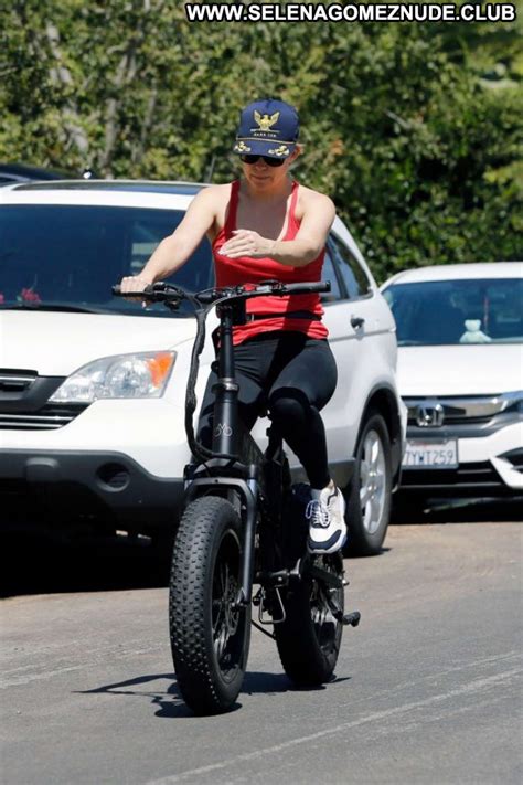 Kate Hudson Posing Hot Paparazzi Celebrity Beautiful Babe Famous And Uncensored