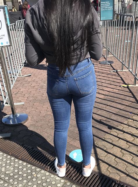 Queue Jumper With A Fat Ass Scrolller