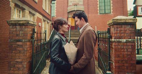 Netflix Maeve And Otis Sex Education ELLE