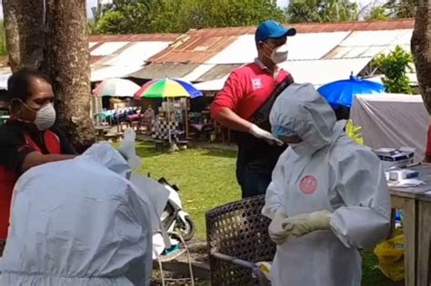 Puluhan Pengunjung Di Rapid Antigen Saat Banyu Pinaruh Di Pantai