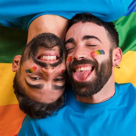 Juguetona Pareja Gay Sonriendo Foto Premium
