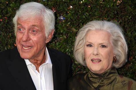 LOS ANGELES, OCT 30 - Dick Van Dyke, Sally Ann Howes arrives at the