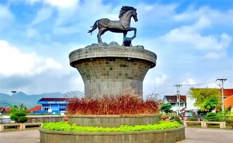 rekomendasi wisata alam    kuningan jawa barat tiga aksara