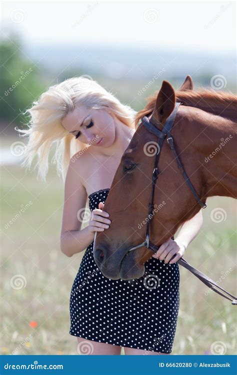 Femme Blonde Frottant Le Cheval Photo Stock Image Du Hongre Zone