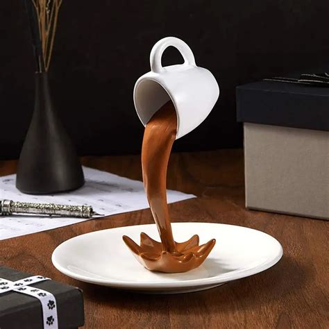 Escultura Flutuante Derramando Copo De Café Magic Derramando Splash