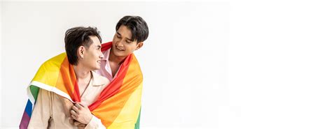 grabbar spendera tid tillsammans på Hem porträtt av Lycklig asiatisk Gay par fattande och som