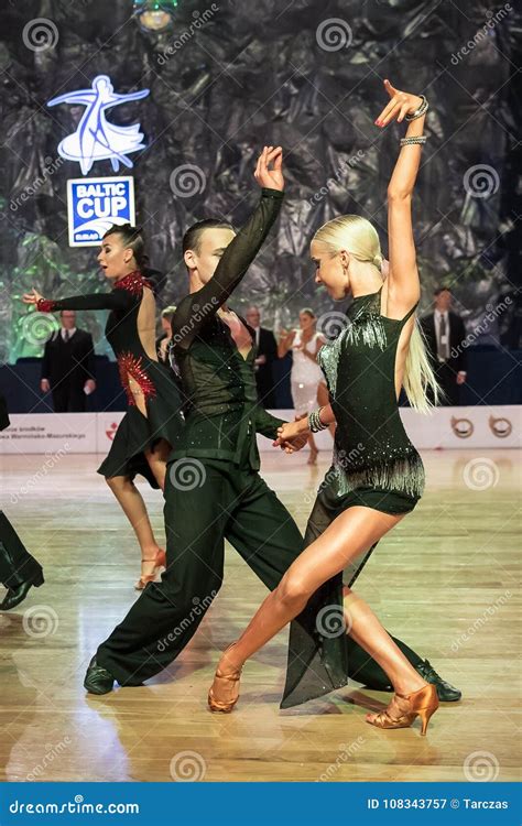 Bailarines Que Bailan La Danza Latina Fotograf A Editorial Imagen De Funcionamiento Joven