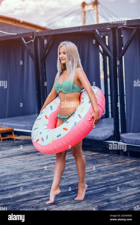 Woman In Green Bikini Standing Fotos Und Bildmaterial In Hoher Aufl Sung Alamy