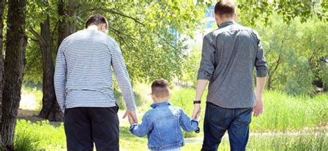 Prima Adoptie Gay Din Romania Copil Din Orfelinat Incredintat Unui Cuplu De Homosexuali