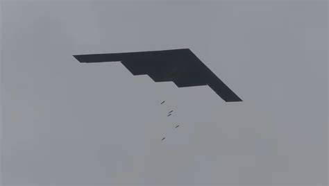 This Interesting Video Shows A B 2 Spirit Stealth Bomber Dropping 500