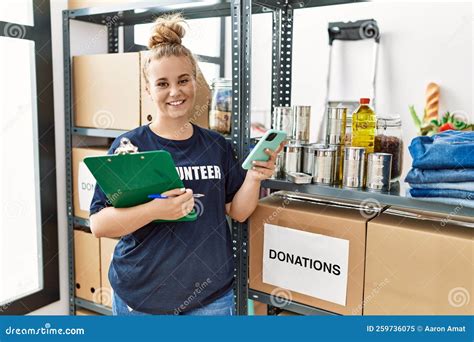 Jeune Fille Blonde Portant Un Uniforme Volontaire Utilisant Un Smartphone Dans Un Centre
