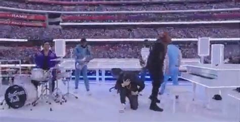 Eminem Takes a Knee During Super Bowl Halftime Performance (VIDEO ...