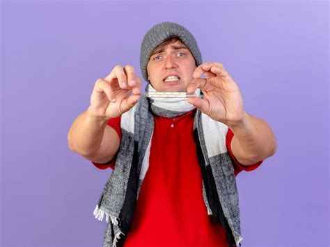 Anxieux Jeune Bel Homme Malade Blonde Portant Un Chapeau D Hiver Et Une Charpe Tirant Le