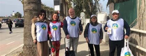 I volontari de La Via della Felicità ripuliscono la spiaggia di