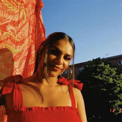 Hot Sexy Leonie Whyman Bikini Pics