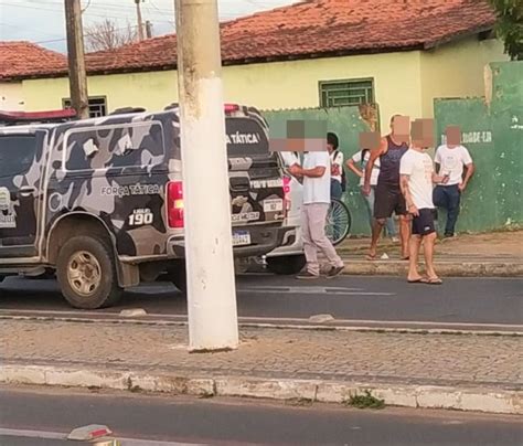 Colisão entre carro e moto deixa dois homens feridos em estado grave em