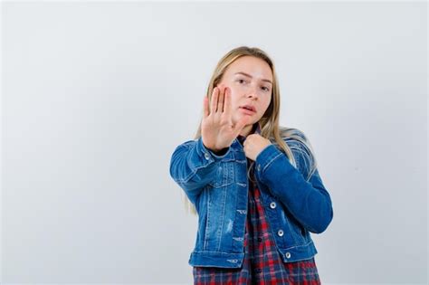 Jeune Femme Blonde Charmante Isolée Photo Gratuite