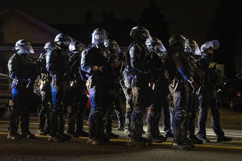 Las protestas en Portland provocan choques policía prensa AP News